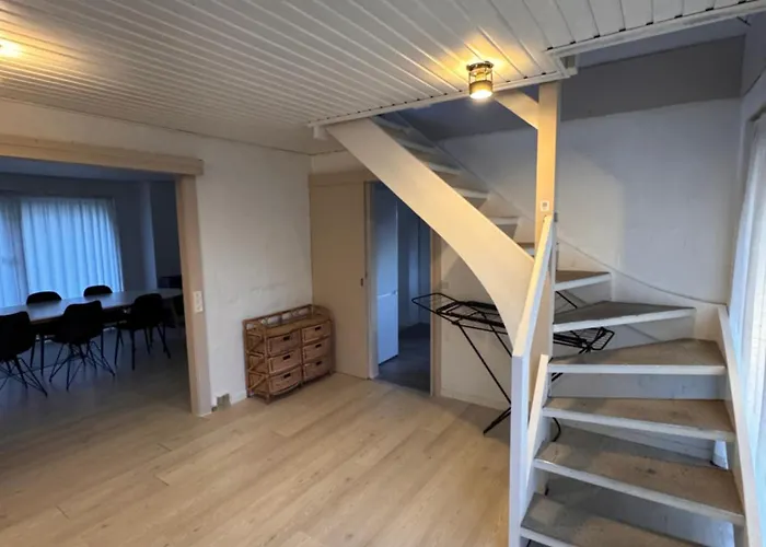 Appartement The Sunflower - Huge 240m2 7-bedroom House For 16 People - Free Parking - 15 Beds, 2 Kitchen & 3 Bathrooms *