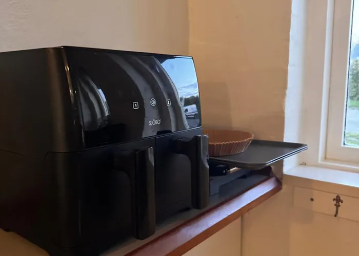 The Sunflower - Huge 240m2 7-bedroom House For 16 People - Free Parking - 15 Beds, 2 Kitchen & 3 Bathrooms Διαμέρισμα *