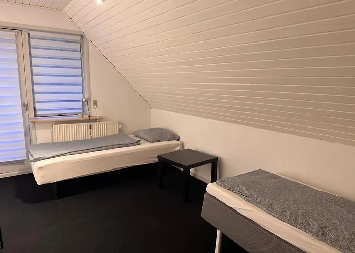 The Sunflower - Huge 240m2 7-bedroom House For 16 People - Free Parking - 15 Beds, 2 Kitchen & 3 Bathrooms Appartement Munkebo