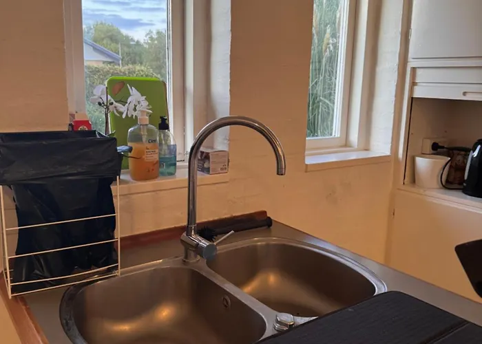 The Sunflower - Huge 240m2 7-bedroom House For 16 People - Free Parking - 15 Beds, 2 Kitchen & 3 Bathrooms *