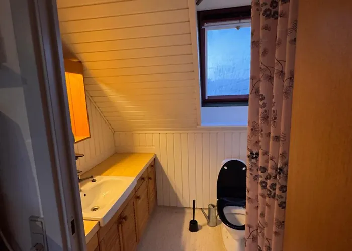 Διαμέρισμα The Sunflower - Huge 240m2 7-bedroom House For 16 People - Free Parking - 15 Beds, 2 Kitchen & 3 Bathrooms