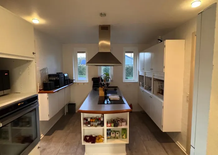 The Sunflower - Huge 240m2 7-bedroom House For 16 People - Free Parking - 15 Beds, 2 Kitchen & 3 Bathrooms