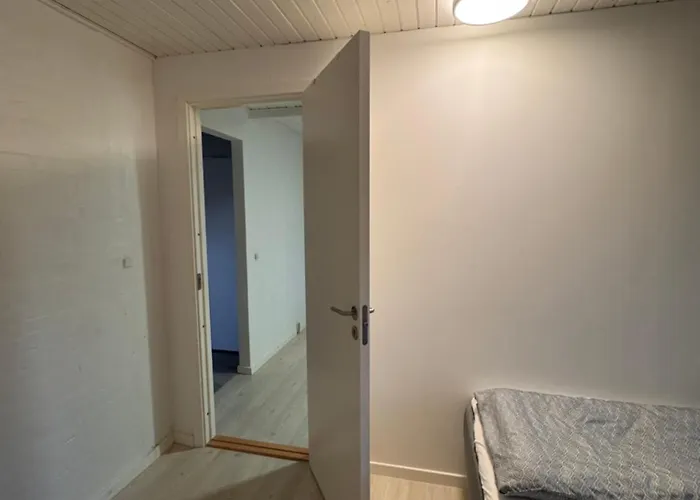 The Sunflower - Huge 240m2 7-bedroom House For 16 People - Free Parking - 15 Beds, 2 Kitchen & 3 Bathrooms Διαμέρισμα *