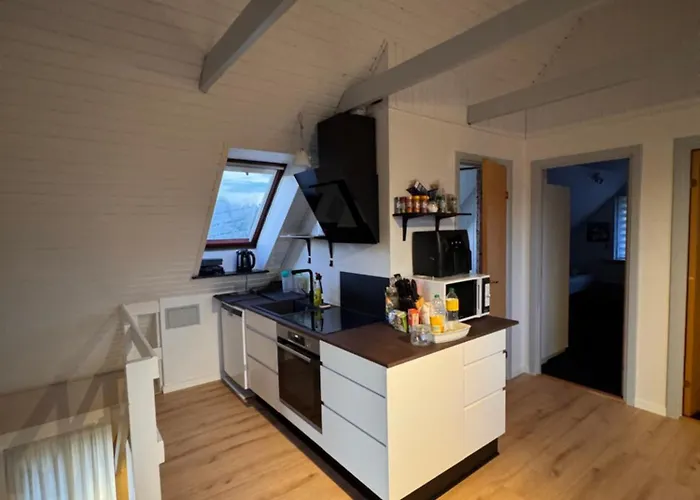 Appartement The Sunflower - Huge 240m2 7-bedroom House For 16 People - Free Parking - 15 Beds, 2 Kitchen & 3 Bathrooms *