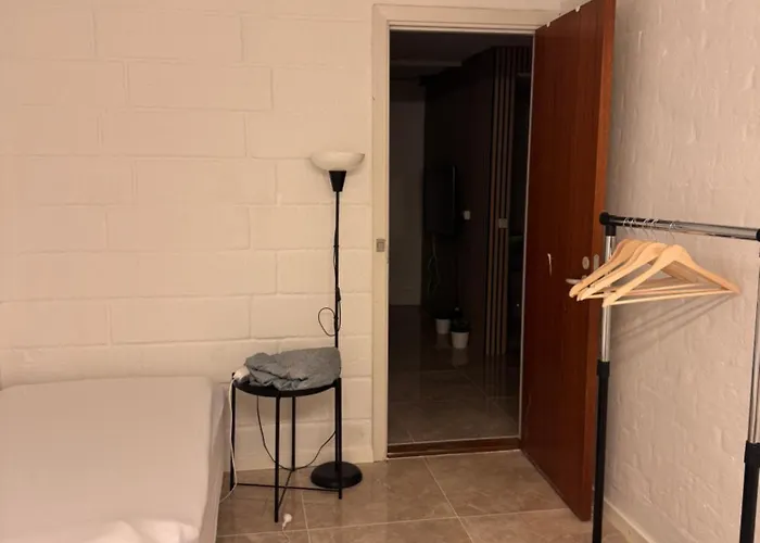 Διαμέρισμα The Sunflower - Huge 240m2 7-bedroom House For 16 People - Free Parking - 15 Beds, 2 Kitchen & 3 Bathrooms Munkebo