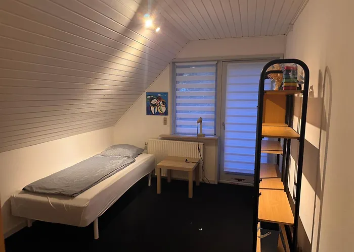 The Sunflower - Huge 240m2 7-bedroom House For 16 People - Free Parking - 15 Beds, 2 Kitchen & 3 Bathrooms *