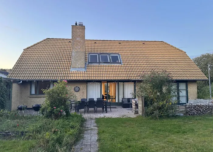 The Sunflower - Huge 240m2 7-bedroom House For 16 People - Free Parking - 15 Beds, 2 Kitchen & 3 Bathrooms * Munkebo