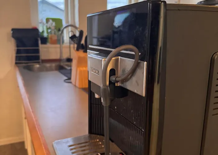 The Sunflower - Huge 240m2 7-bedroom House For 16 People - Free Parking - 15 Beds, 2 Kitchen & 3 Bathrooms