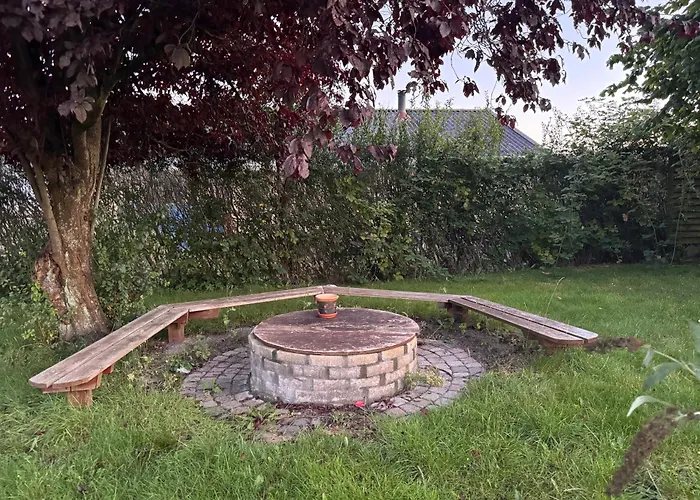 The Sunflower - Huge 240m2 7-bedroom House For 16 People - Free Parking - 15 Beds, 2 Kitchen & 3 Bathrooms Διαμέρισμα