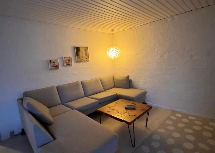 Appartement The Sunflower - Huge 240m2 7-bedroom House For 16 People - Free Parking - 15 Beds, 2 Kitchen & 3 Bathrooms