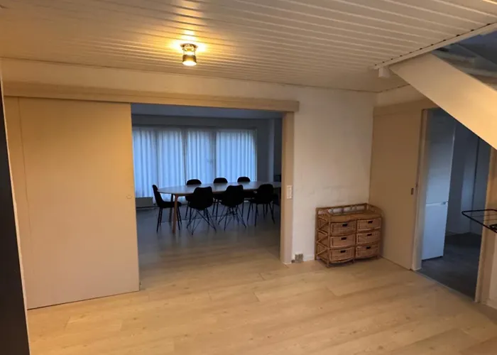 The Sunflower - Huge 240m2 7-bedroom House For 16 People - Free Parking - 15 Beds, 2 Kitchen & 3 Bathrooms Appartement *