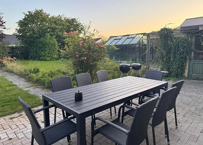 Appartement The Sunflower - Huge 240m2 7-bedroom House For 16 People - Free Parking - 15 Beds, 2 Kitchen & 3 Bathrooms *