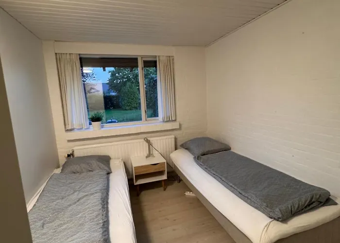 The Sunflower - Huge 240m2 7-bedroom House For 16 People - Free Parking - 15 Beds, 2 Kitchen & 3 Bathrooms *