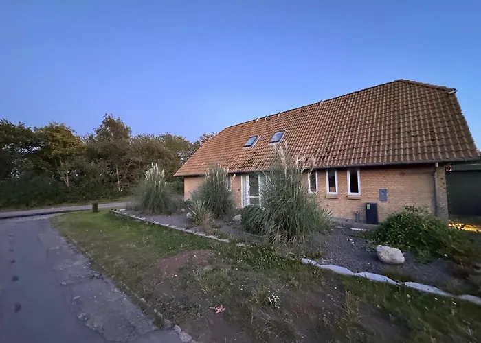 The Sunflower - Huge 240m2 7-bedroom House For 16 People - Free Parking - 15 Beds, 2 Kitchen & 3 Bathrooms Munkebo