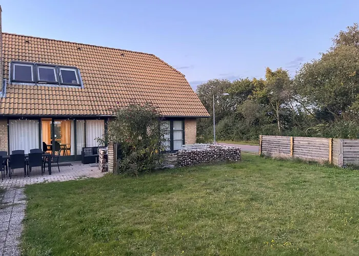 The Sunflower - Huge 240m2 7-bedroom House For 16 People - Free Parking - 15 Beds, 2 Kitchen & 3 Bathrooms * Munkebo