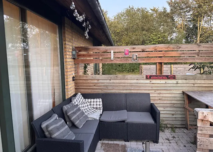 The Sunflower - Huge 240m2 7-bedroom House For 16 People - Free Parking - 15 Beds, 2 Kitchen & 3 Bathrooms