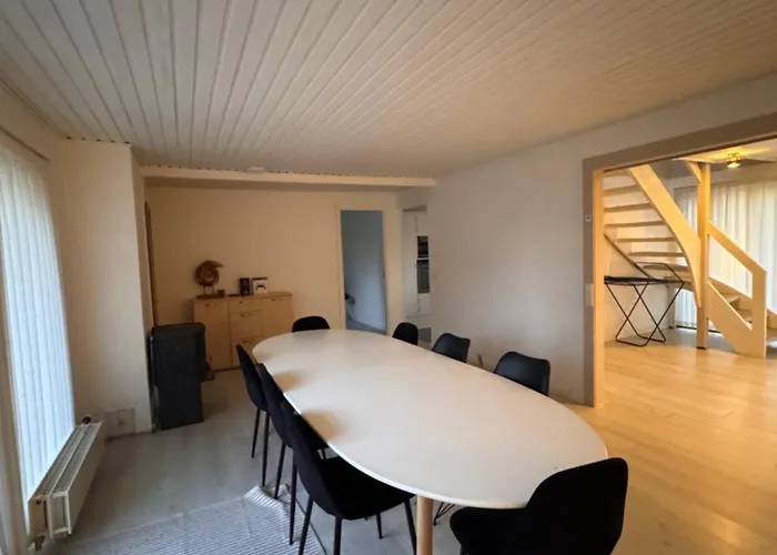 Appartement The Sunflower - Huge 240m2 7-bedroom House For 16 People - Free Parking - 15 Beds, 2 Kitchen & 3 Bathrooms