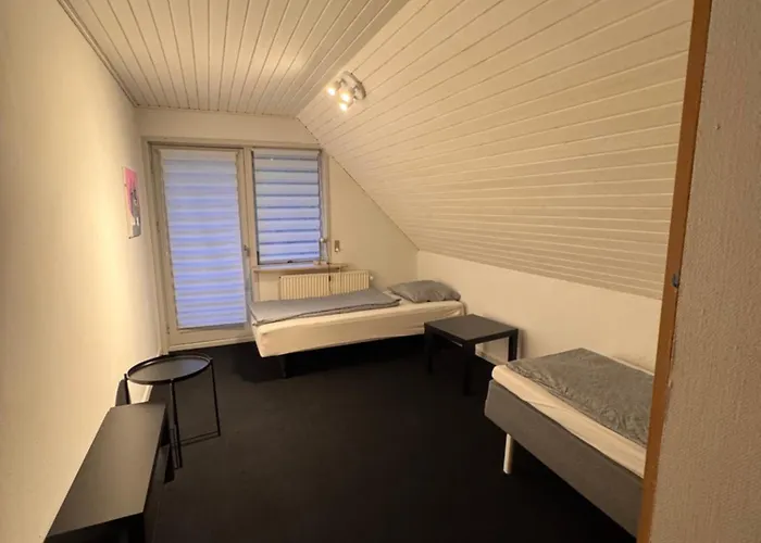 Appartement The Sunflower - Huge 240m2 7-bedroom House For 16 People - Free Parking - 15 Beds, 2 Kitchen & 3 Bathrooms *