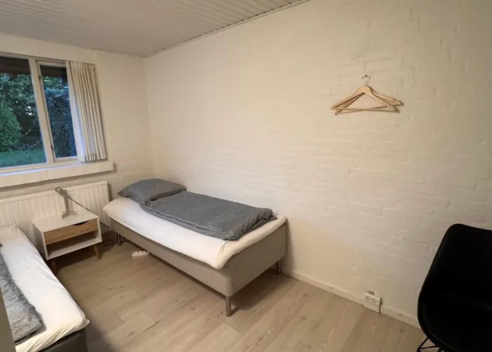 Διαμέρισμα The Sunflower - Huge 240m2 7-bedroom House For 16 People - Free Parking - 15 Beds, 2 Kitchen & 3 Bathrooms Munkebo