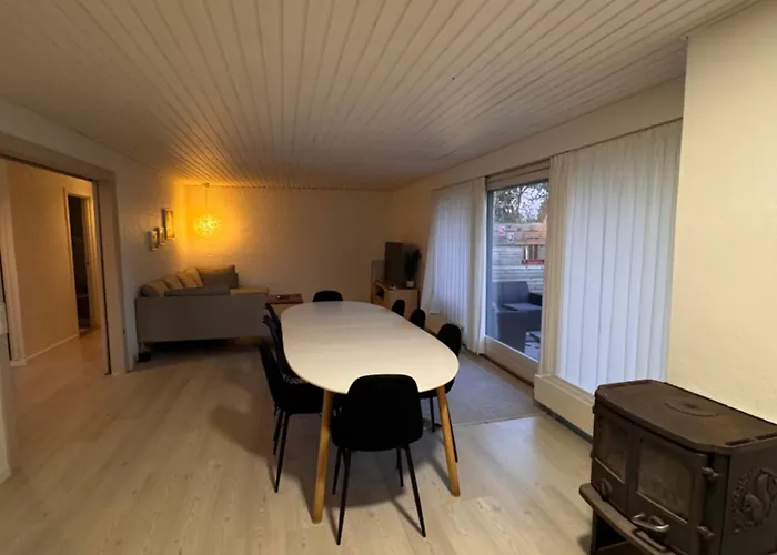 The Sunflower - Huge 240m2 7-bedroom House For 16 People - Free Parking - 15 Beds, 2 Kitchen & 3 Bathrooms * Munkebo