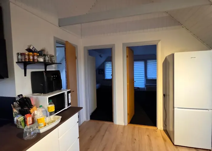 The Sunflower - Huge 240m2 7-bedroom House For 16 People - Free Parking - 15 Beds, 2 Kitchen & 3 Bathrooms