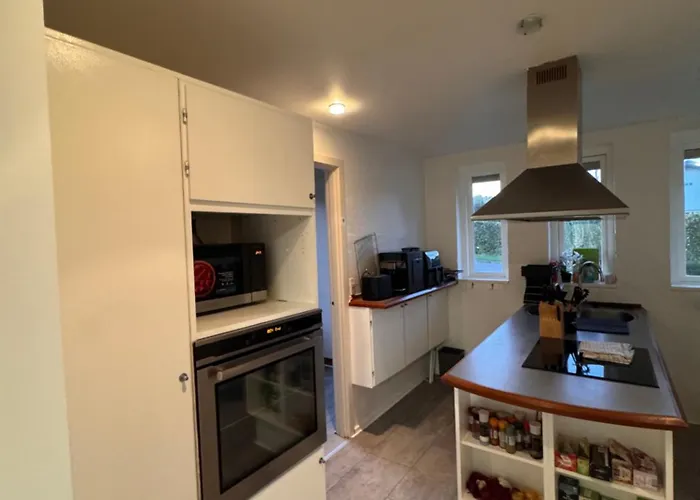 The Sunflower - Huge 240m2 7-bedroom House For 16 People - Free Parking - 15 Beds, 2 Kitchen & 3 Bathrooms Διαμέρισμα *