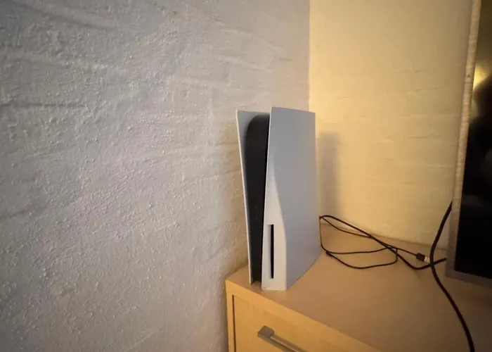 Διαμέρισμα The Sunflower - Huge 240m2 7-bedroom House For 16 People - Free Parking - 15 Beds, 2 Kitchen & 3 Bathrooms *