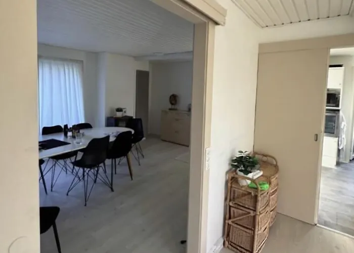 The Sunflower - Huge 240m2 7-bedroom House For 16 People - Free Parking - 15 Beds, 2 Kitchen & 3 Bathrooms *