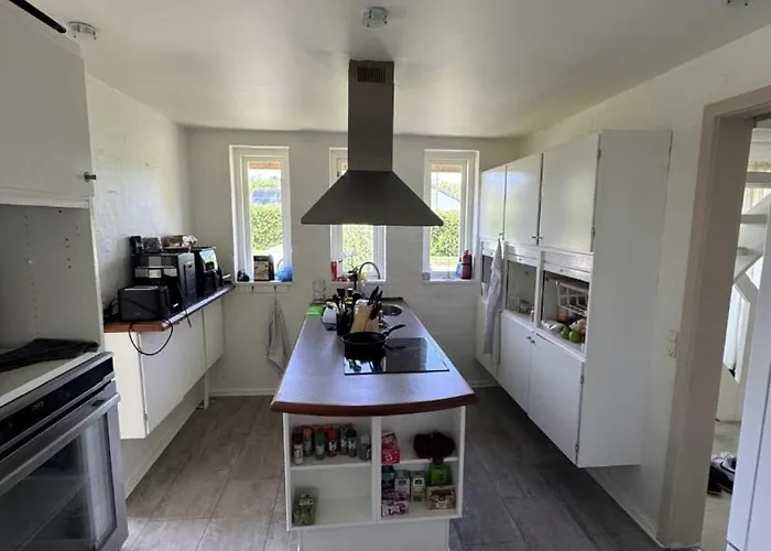 The Sunflower - Huge 240m2 7-bedroom House For 16 People - Free Parking - 15 Beds, 2 Kitchen & 3 Bathrooms * Munkebo