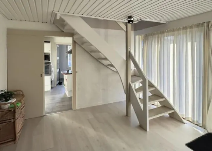 The Sunflower - Huge 240m2 7-bedroom House For 16 People - Free Parking - 15 Beds, 2 Kitchen & 3 Bathrooms Διαμέρισμα