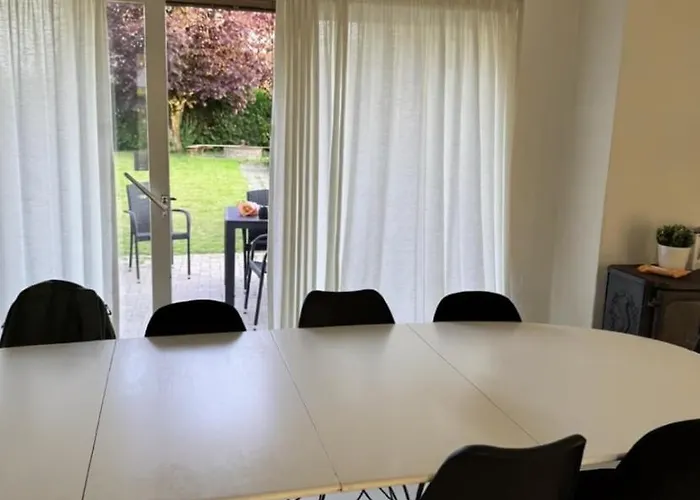 Appartement The Sunflower - Huge 240m2 7-bedroom House For 16 People - Free Parking - 15 Beds, 2 Kitchen & 3 Bathrooms *