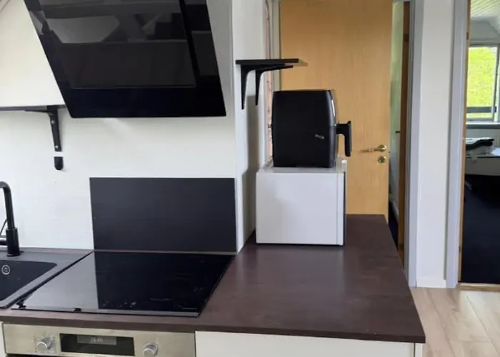 The Sunflower - Huge 240m2 7-bedroom House For 16 People - Free Parking - 15 Beds, 2 Kitchen & 3 Bathrooms *