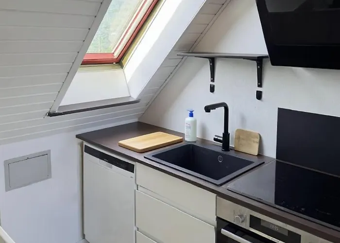 The Sunflower - Huge 240m2 7-bedroom House For 16 People - Free Parking - 15 Beds, 2 Kitchen & 3 Bathrooms * Munkebo