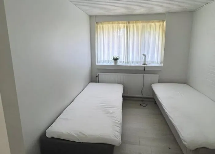 The Sunflower - Huge 240m2 7-bedroom House For 16 People - Free Parking - 15 Beds, 2 Kitchen & 3 Bathrooms