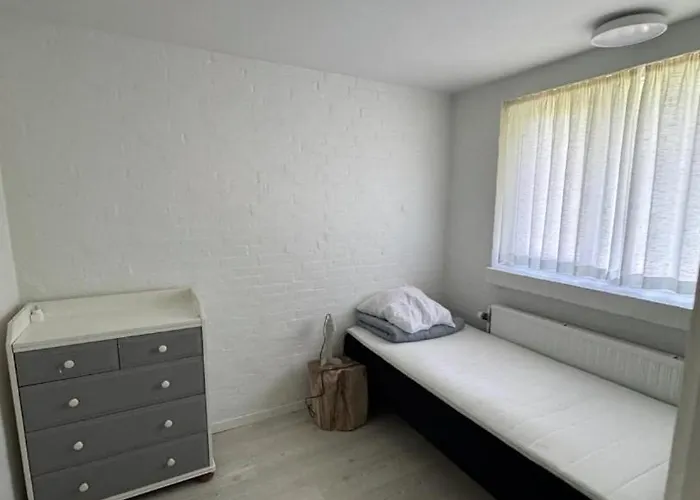 Appartement The Sunflower - Huge 240m2 7-bedroom House For 16 People - Free Parking - 15 Beds, 2 Kitchen & 3 Bathrooms