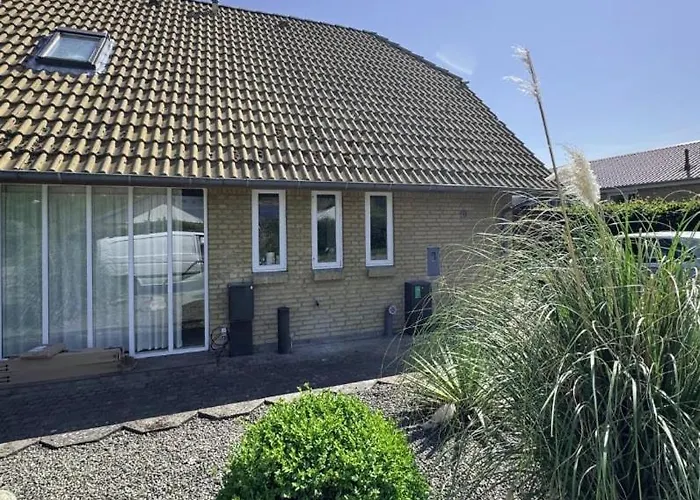 The Sunflower - Huge 240m2 7-bedroom House For 16 People - Free Parking - 15 Beds, 2 Kitchen & 3 Bathrooms